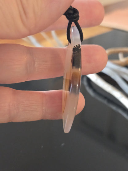 Montana Achat, Anhänger Navette, 49 x 21 x 5 mm, gebohrt, an verstellbarem Lederband