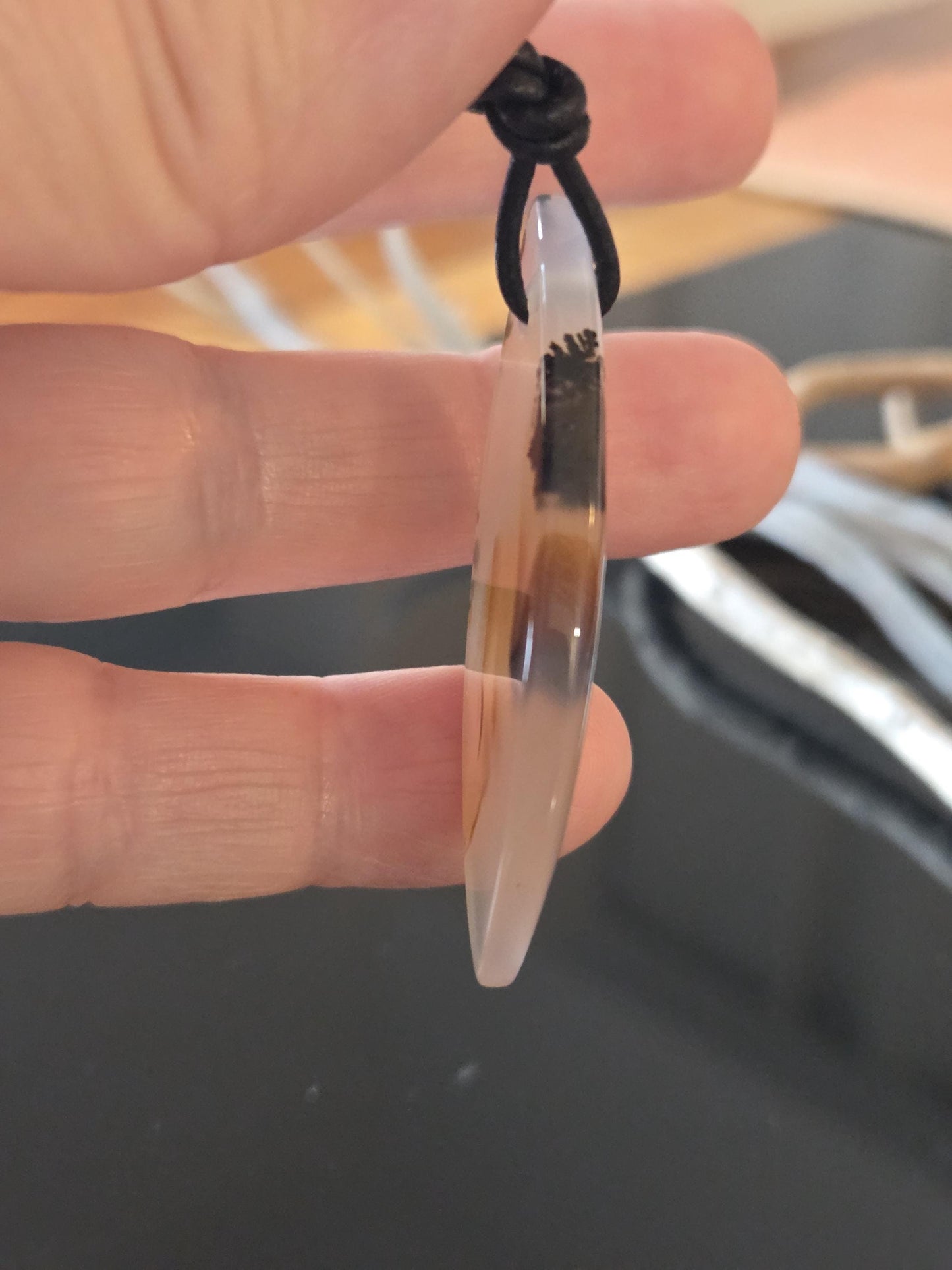 Montana Achat, Anhänger Navette, 49 x 21 x 5 mm, gebohrt, an verstellbarem Lederband