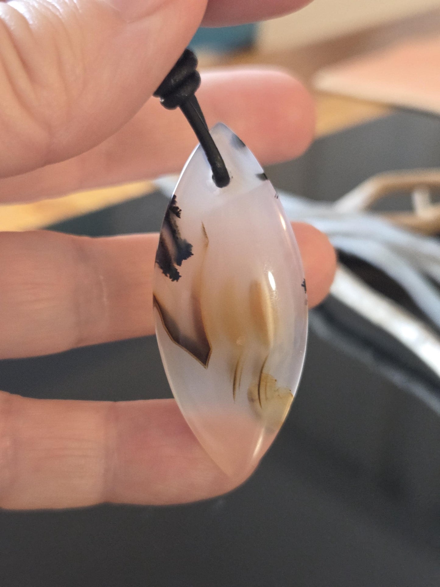 Montana Achat, Anhänger Navette, 49 x 21 x 5 mm, gebohrt, an verstellbarem Lederband