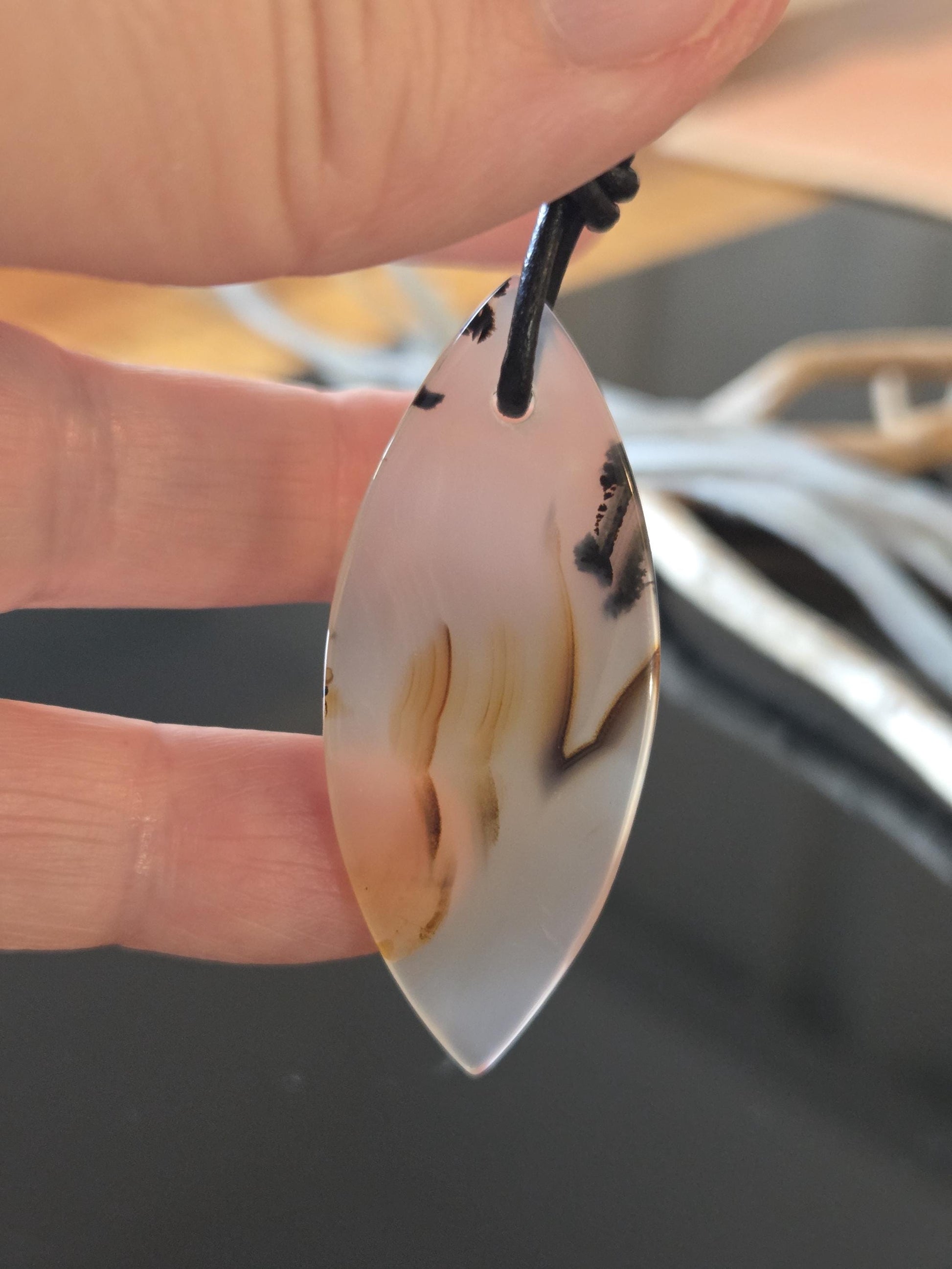 Montana Achat, Anhänger Navette, 49 x 21 x 5 mm, gebohrt, an verstellbarem Lederband