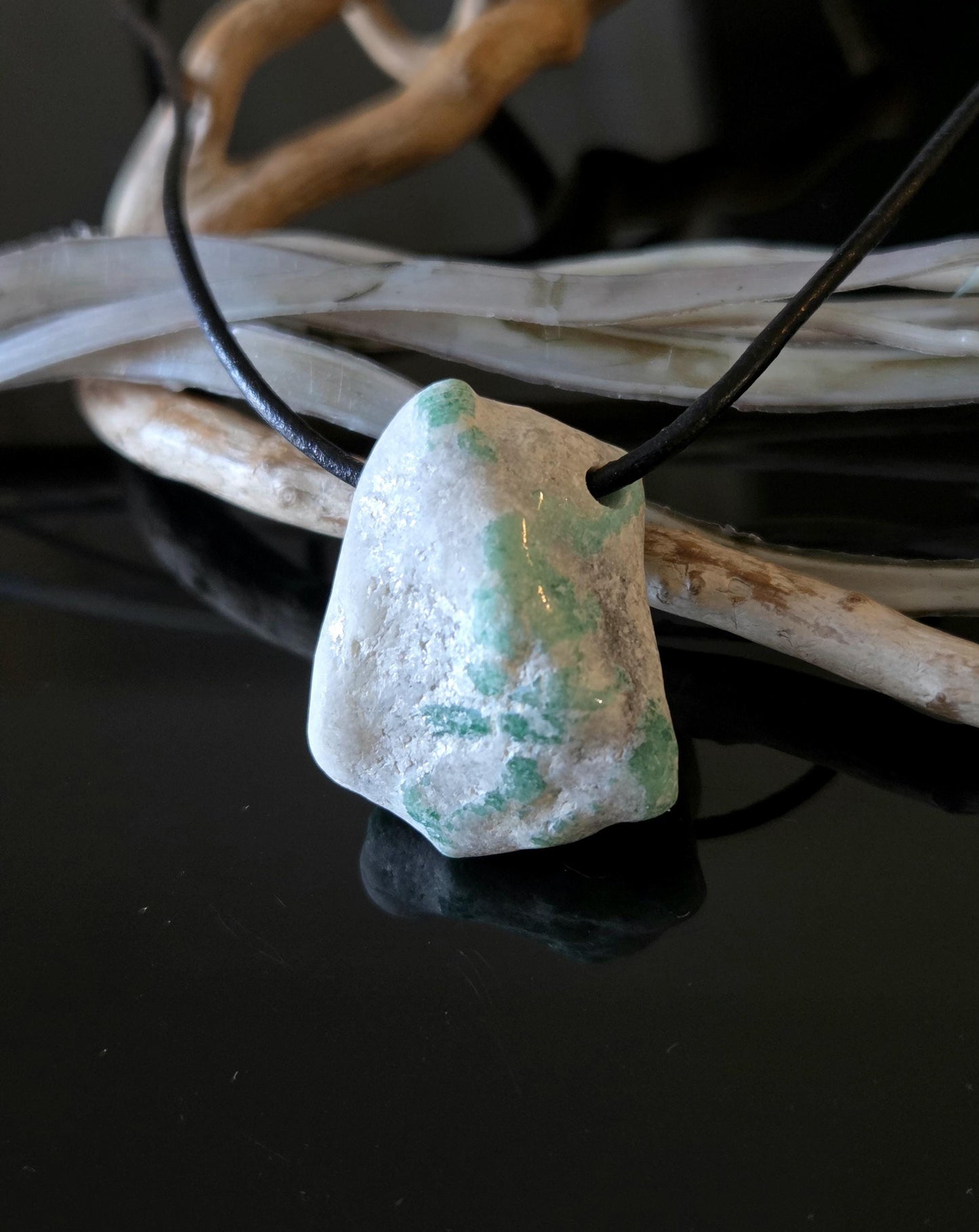 Smaragd in Quarz Glimmergestein, Anhänger, 29 x 23 x 15 mm, gebohrt, an verstellbarem Lederband