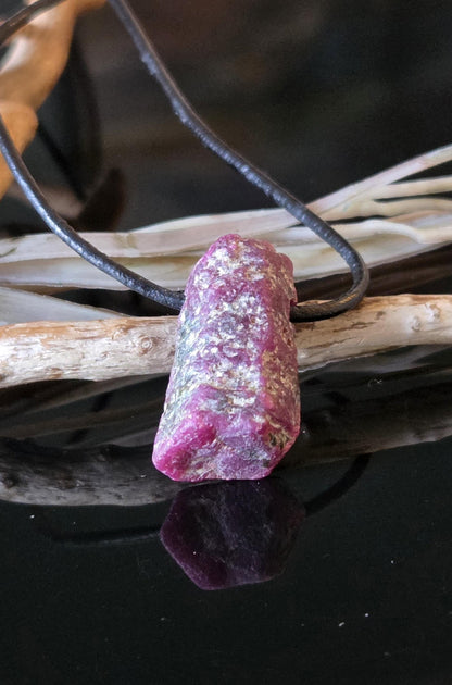 Rubin Rohstein Kristall Stäbchen Anhänger, Ruby pedants , 24 x 13 x 11 mm, gebohrt, an verstellbarem Lederband