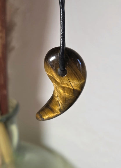 Tigerauge Anhänger, Yin Yang förmig, 33 x 17 x 9 mm, gebohrt, an verstellbarem Lederband