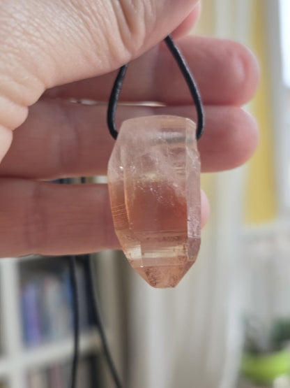 Red Healer Quarz, Hämatit Quarz Kristall Hämatoid Anhänger mit Yin Code, 34 x 19 x 12 mm, gebohrt, an verstellbarem Lederband