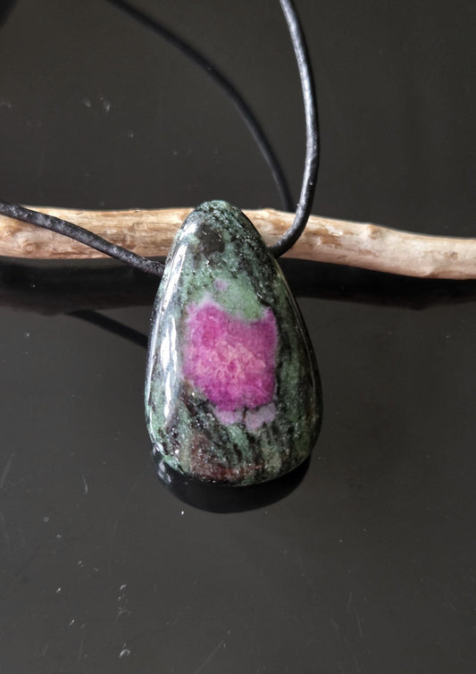 Magischer Rubin in Zoisit, Anhänger, 33 x 21 x 10 mm, gebohrt, an verstellbarem Lederband