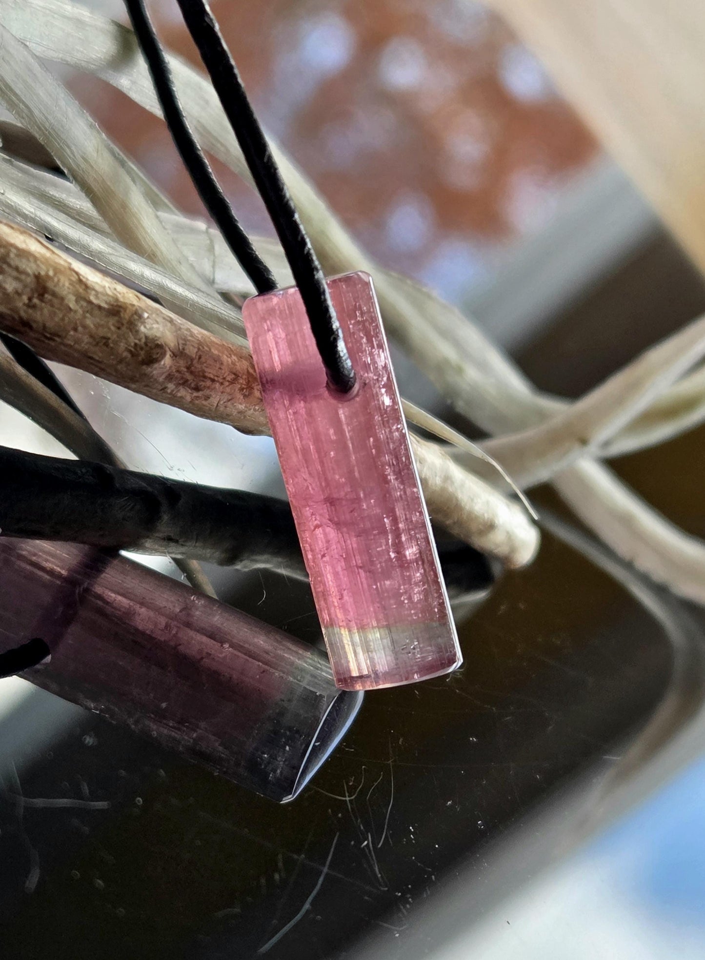 Großer hübscher Bicolor Rubellit Turmalin pink rot, mit einem Hauch von grün, Rohstein Stäbchen Anhänger, gebohrt, an verstellbarem Lederb