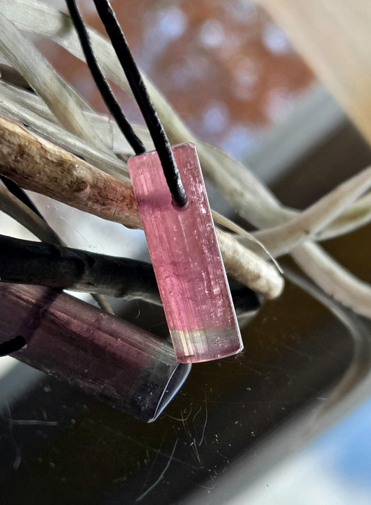 Großer hübscher Bicolor Rubellit Turmalin pink rot, mit einem Hauch von grün, Rohstein Stäbchen Anhänger, gebohrt, an verstellbarem Lederb