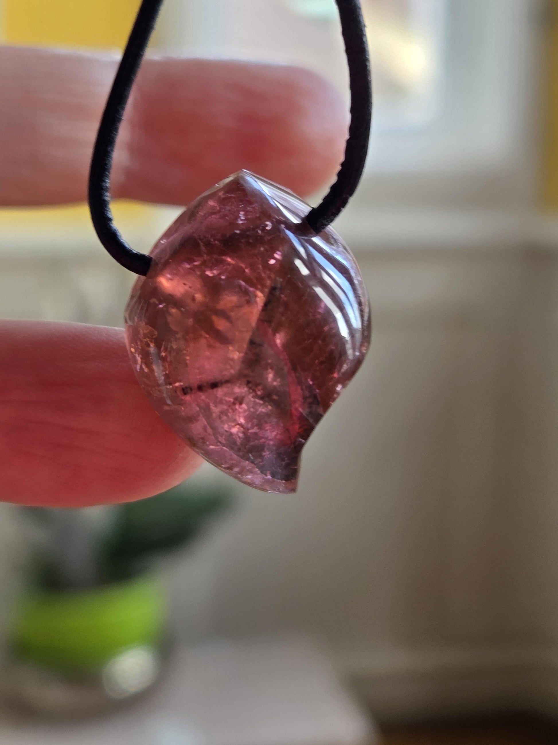 Außergewöhnlicher roter Turmalin Rubellit Anhänger, pink rot orange Turmalin, 26 x 20 x 15 mm, gebohrt, an verstellbarem Lederband