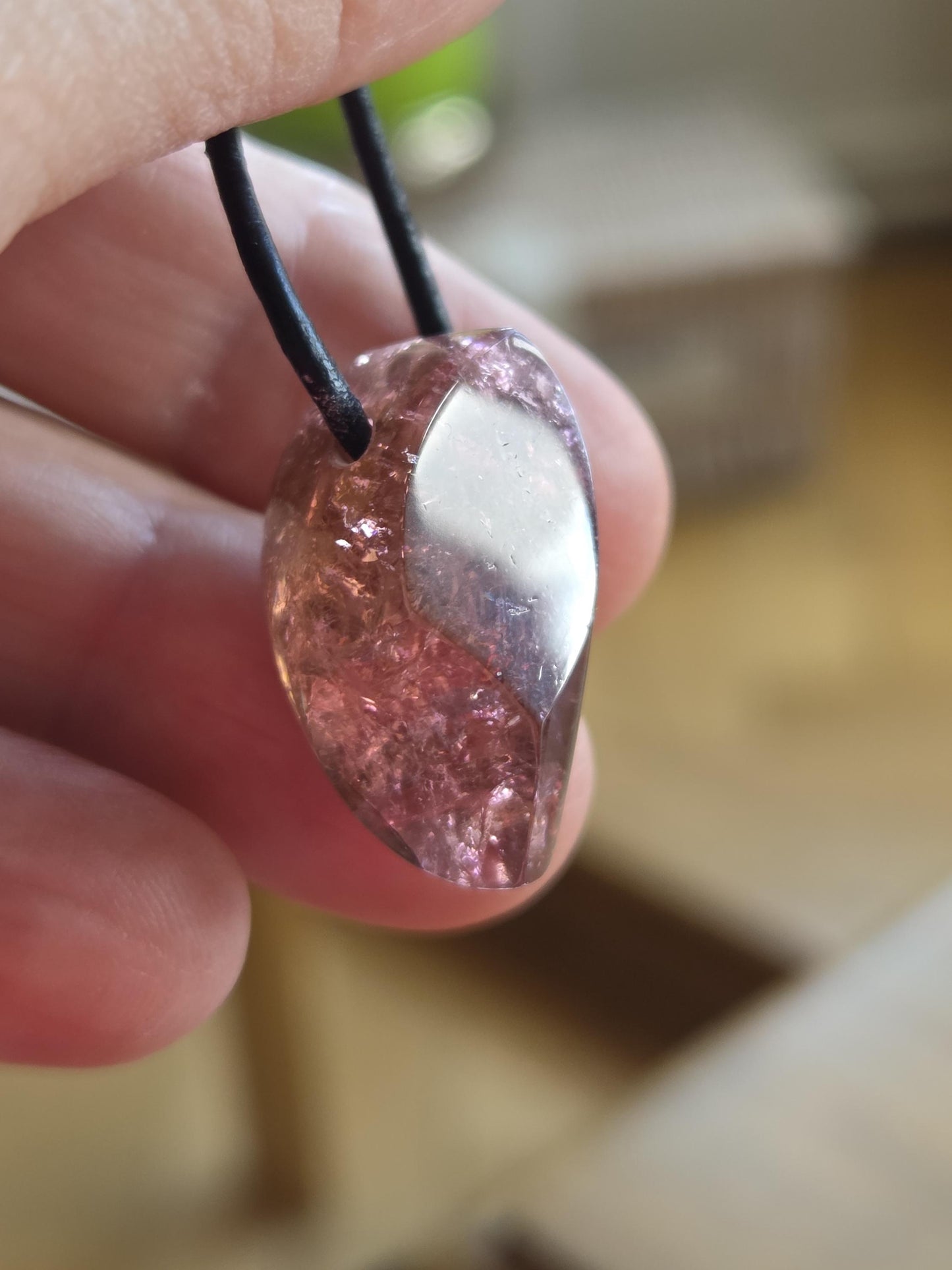 Außergewöhnlicher roter Turmalin Rubellit Anhänger, pink rot orange Turmalin, 26 x 20 x 15 mm, gebohrt, an verstellbarem Lederband