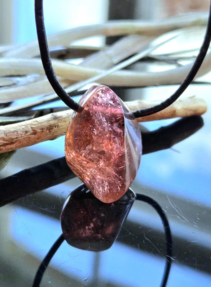 Außergewöhnlicher roter Turmalin Rubellit Anhänger, pink rot orange Turmalin, 26 x 20 x 15 mm, gebohrt, an verstellbarem Lederband