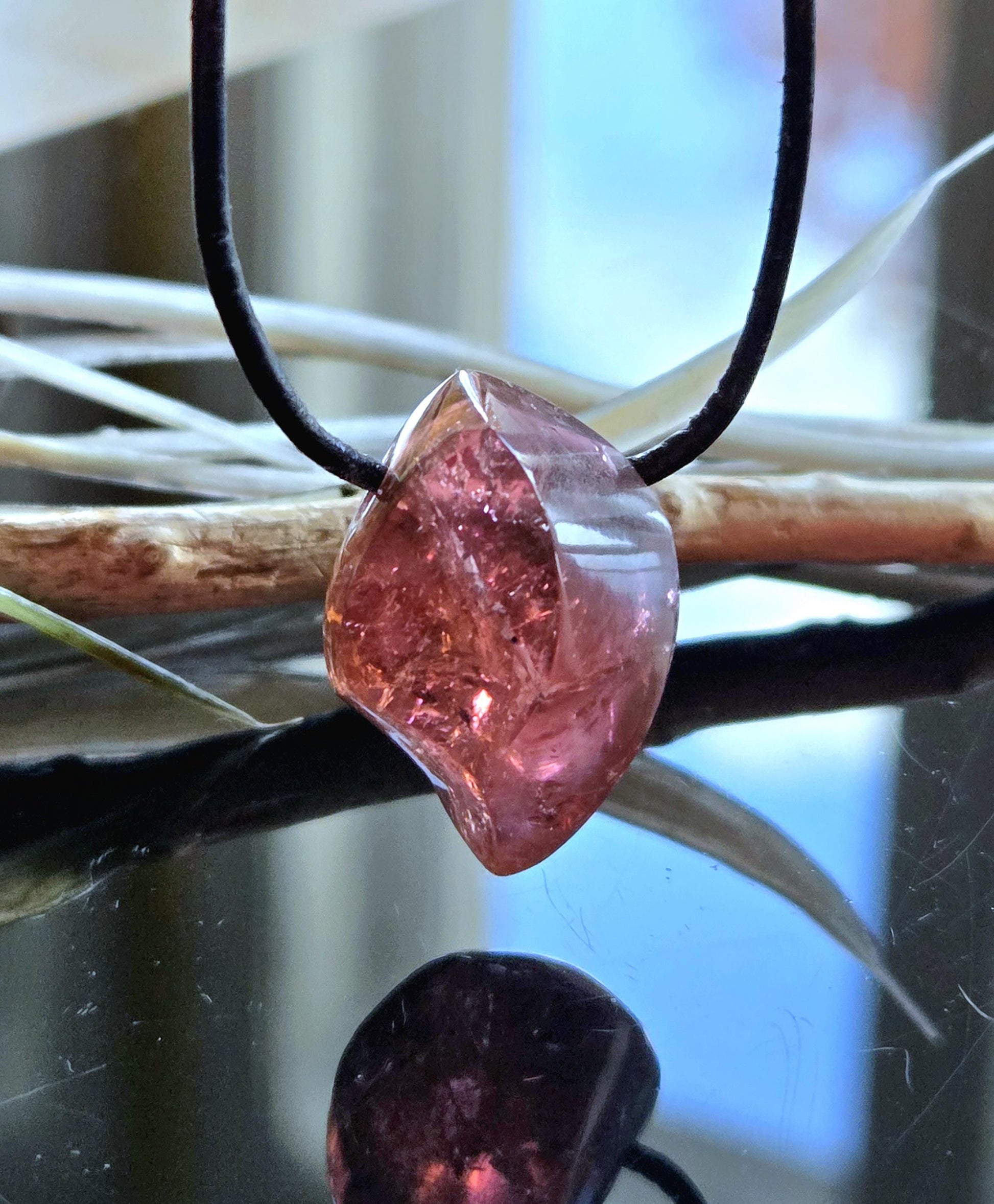 Außergewöhnlicher roter Turmalin Rubellit Anhänger, pink rot orange Turmalin, 26 x 20 x 15 mm, gebohrt, an verstellbarem Lederband