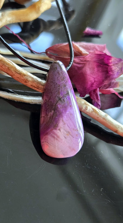 Hübscher seltener Sugilith Anhänger tropfenförmig, 44 x 19 x 8 mm, gebohrt, an verstellbarem Lederband