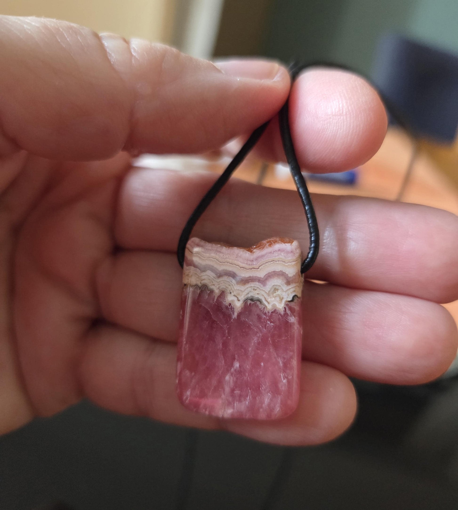 Fabelhafter Rhodochrosit Anhänger, 30 x 20 x 7 mm, gebohrt, an verstellbarem Lederband