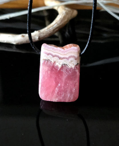 Fabelhafter Rhodochrosit Anhänger, 30 x 20 x 7 mm, gebohrt, an verstellbarem Lederband