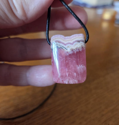 Fabelhafter Rhodochrosit Anhänger, 30 x 20 x 7 mm, gebohrt, an verstellbarem Lederband