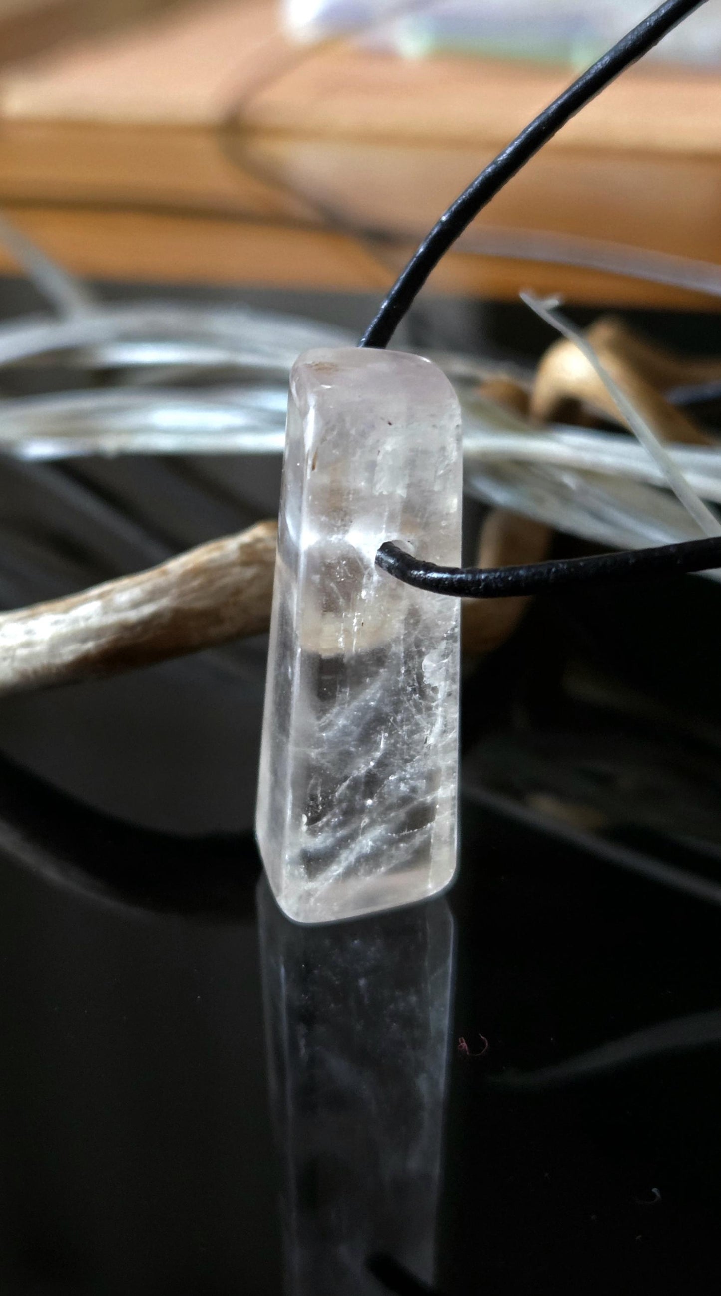 Weißer Kunzit Spodumen Kristall Stäbchen Anhänger, 37 x 11 x 11 mm, gebohrt, an verstellbarem Lederband