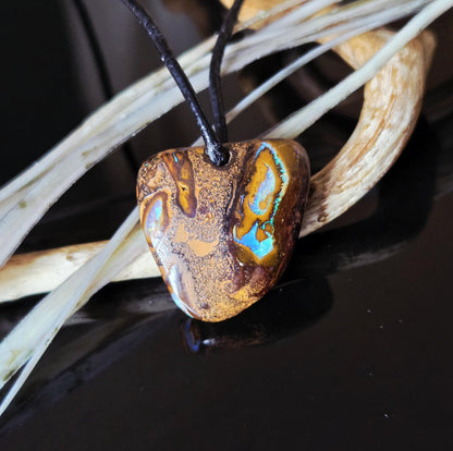 Boulder Opal, Boulderopal Anhänger, "Nature Art", 25 x 24 x 6 mm, gebohrt, an verstellbarem Lederband