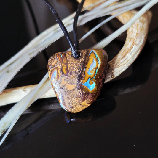Boulder Opal, Boulderopal Anhänger, "Nature Art", 25 x 24 x 6 mm, gebohrt, an verstellbarem Lederband
