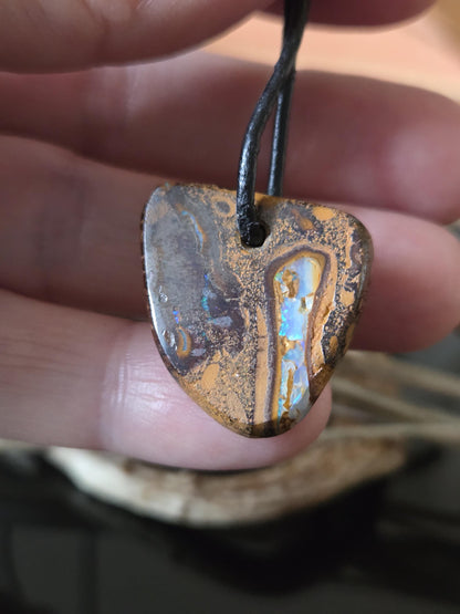 Boulder Opal, Boulderopal Anhänger, "Nature Art", 25 x 24 x 6 mm, gebohrt, an verstellbarem Lederband