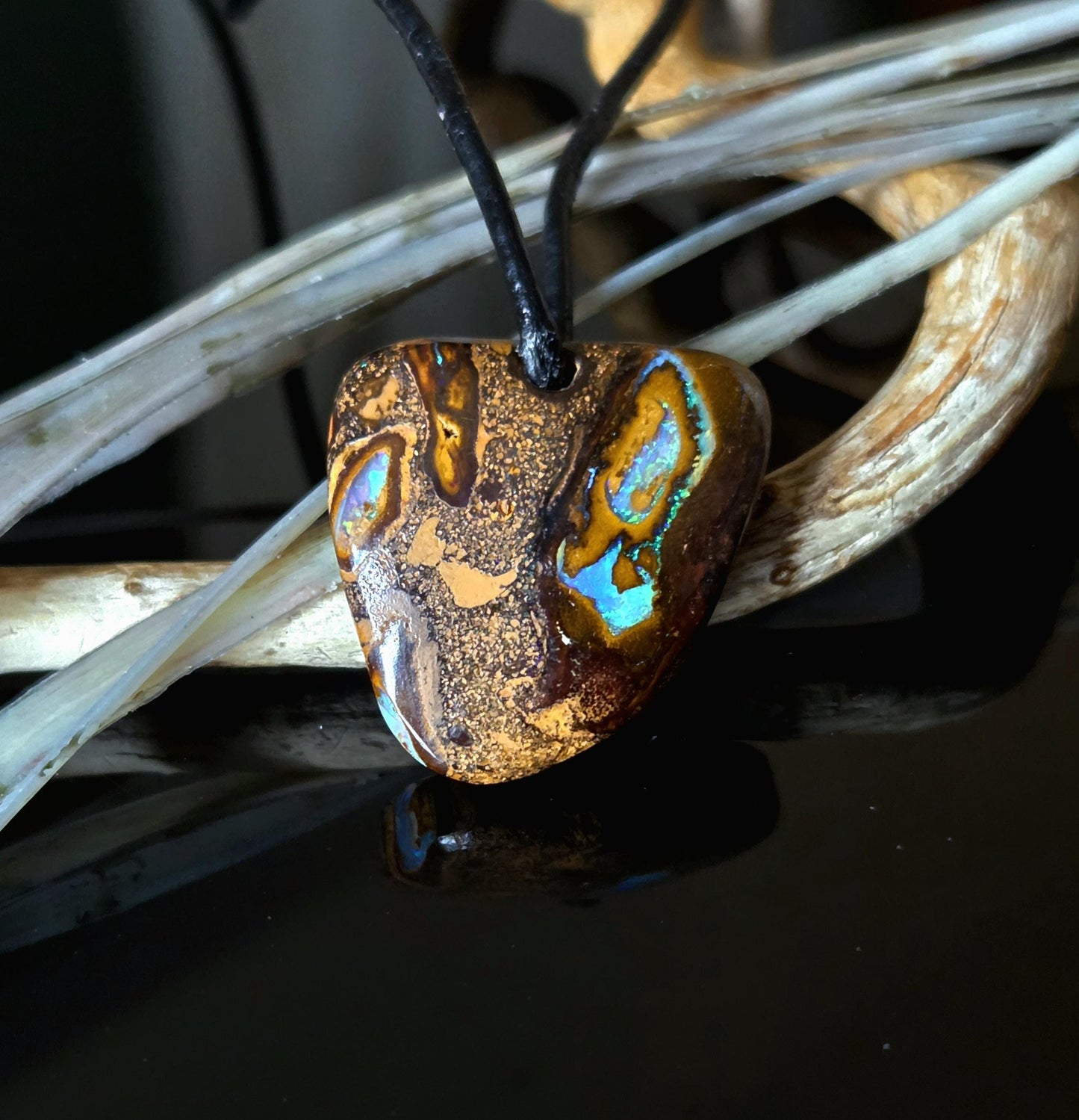 Boulder Opal, Boulderopal Anhänger, "Nature Art", 25 x 24 x 6 mm, gebohrt, an verstellbarem Lederband