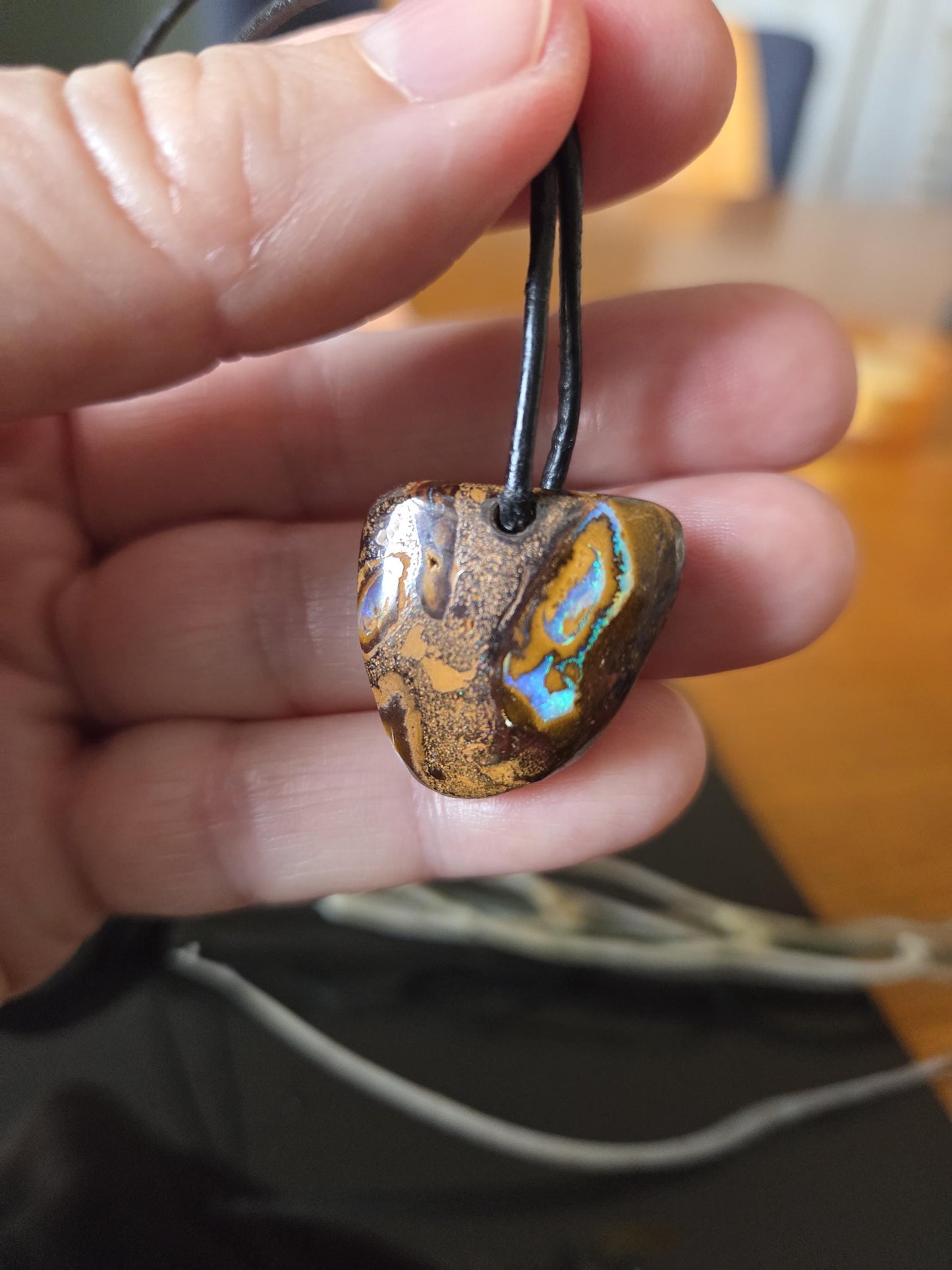 Boulder Opal, Boulderopal Anhänger, "Nature Art", 25 x 24 x 6 mm, gebohrt, an verstellbarem Lederband