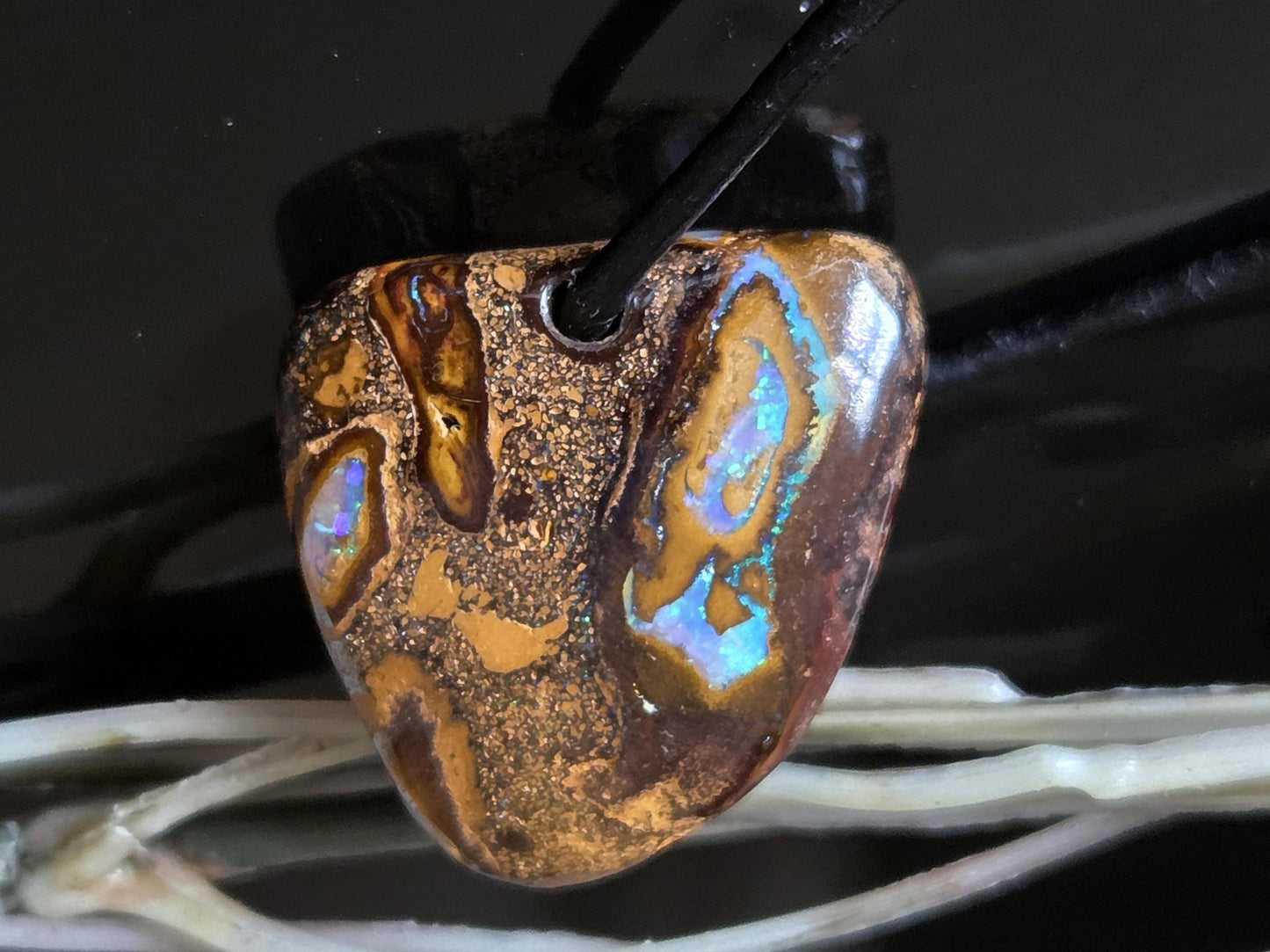 Boulder Opal, Boulderopal Anhänger, "Nature Art", 25 x 24 x 6 mm, gebohrt, an verstellbarem Lederband