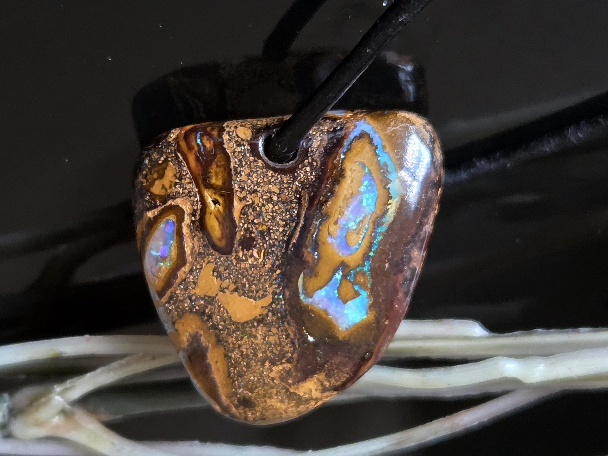 Boulder Opal, Boulderopal Anhänger, "Nature Art", 25 x 24 x 6 mm, gebohrt, an verstellbarem Lederband