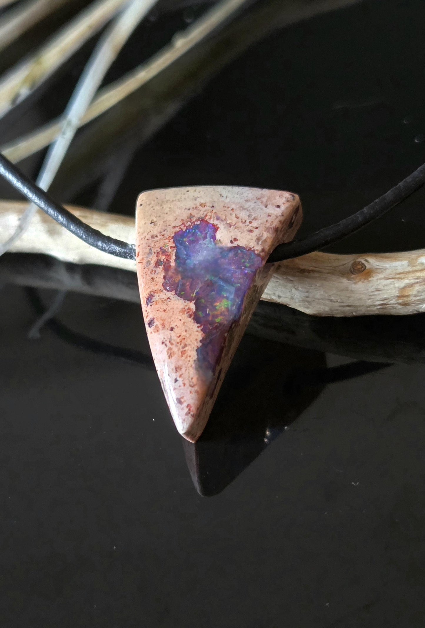 Mexikanischer Feueropal Anhänger, 26 x 16 x 9 mm, gebohrt, an verstellbarem Lederband