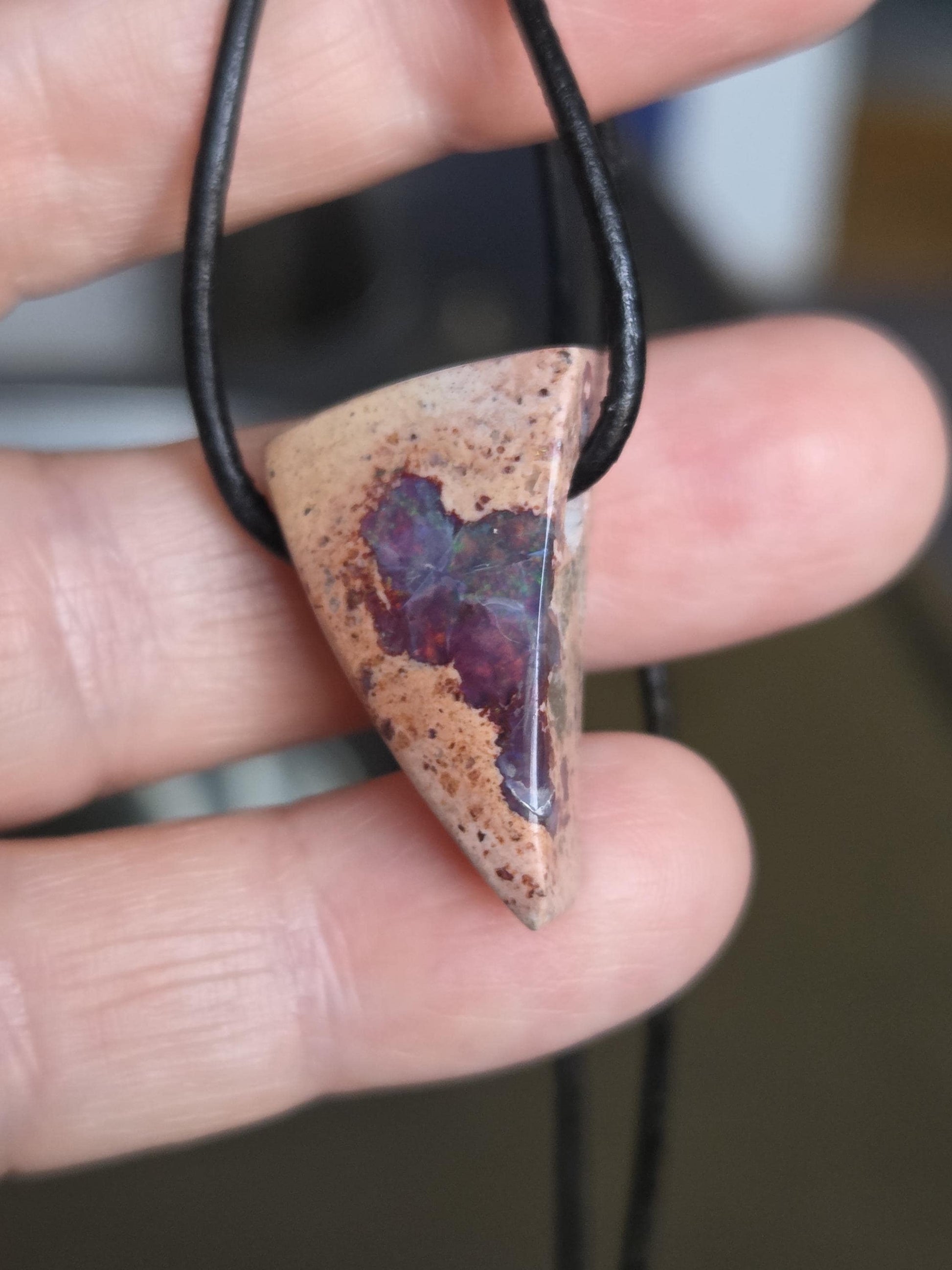 Mexikanischer Feueropal Anhänger, 26 x 16 x 9 mm, gebohrt, an verstellbarem Lederband