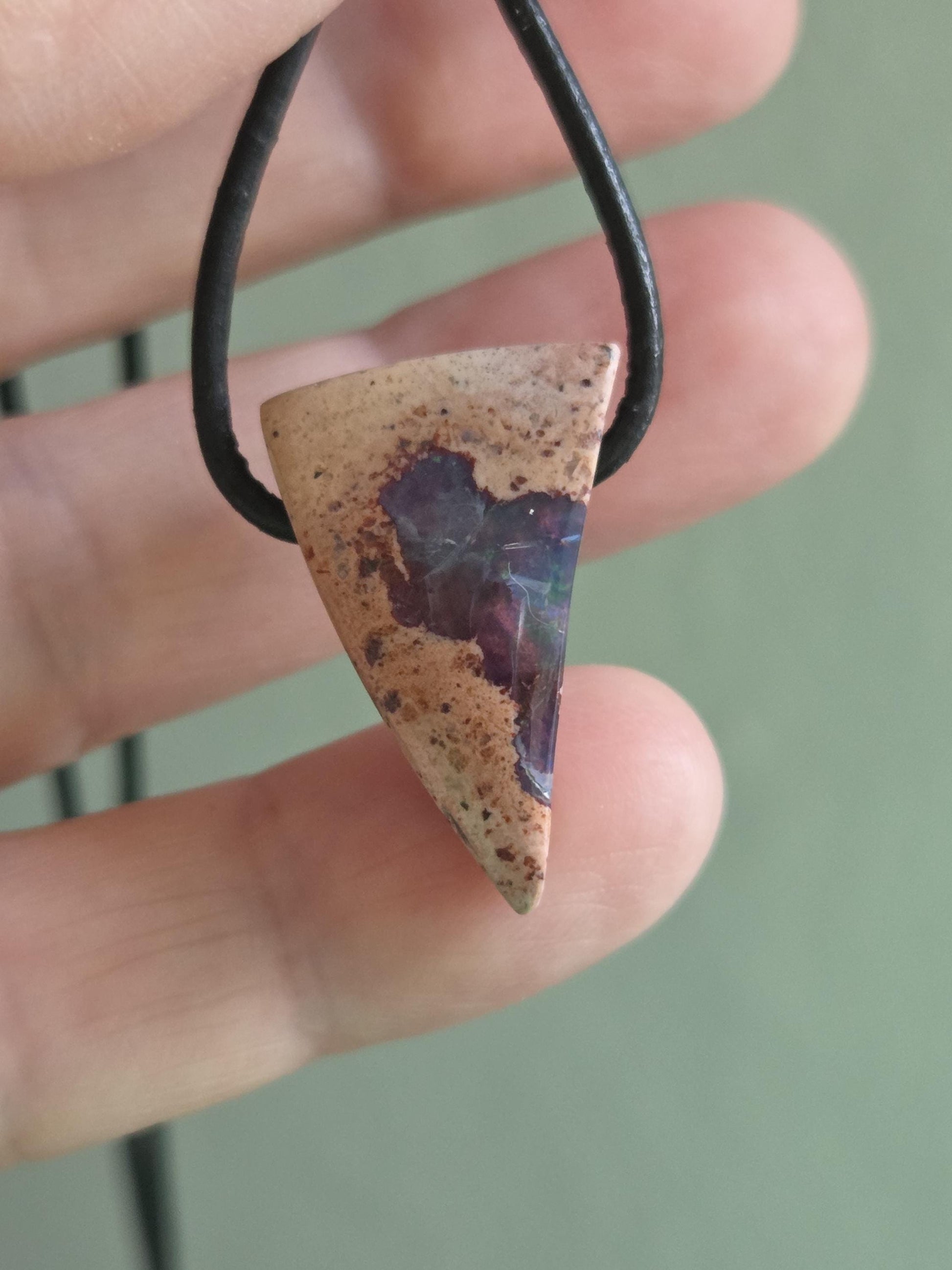 Mexikanischer Feueropal Anhänger, 26 x 16 x 9 mm, gebohrt, an verstellbarem Lederband