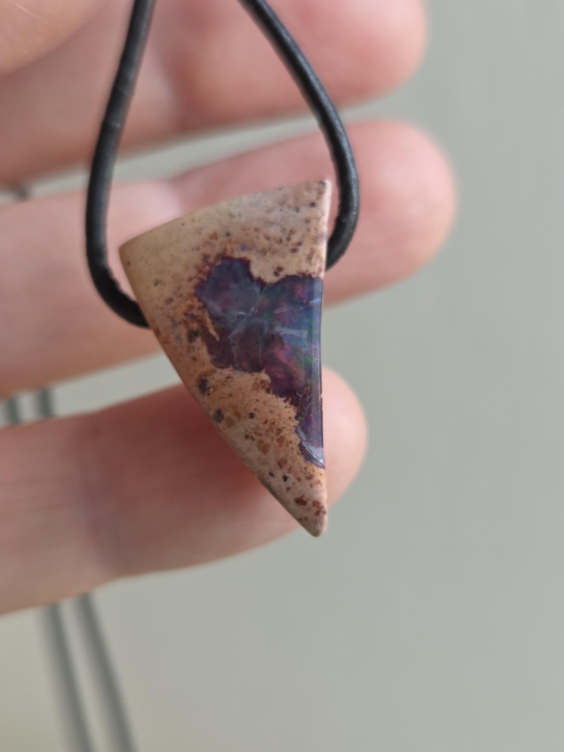 Mexikanischer Feueropal Anhänger, 26 x 16 x 9 mm, gebohrt, an verstellbarem Lederband