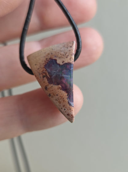 Mexikanischer Feueropal Anhänger, 26 x 16 x 9 mm, gebohrt, an verstellbarem Lederband