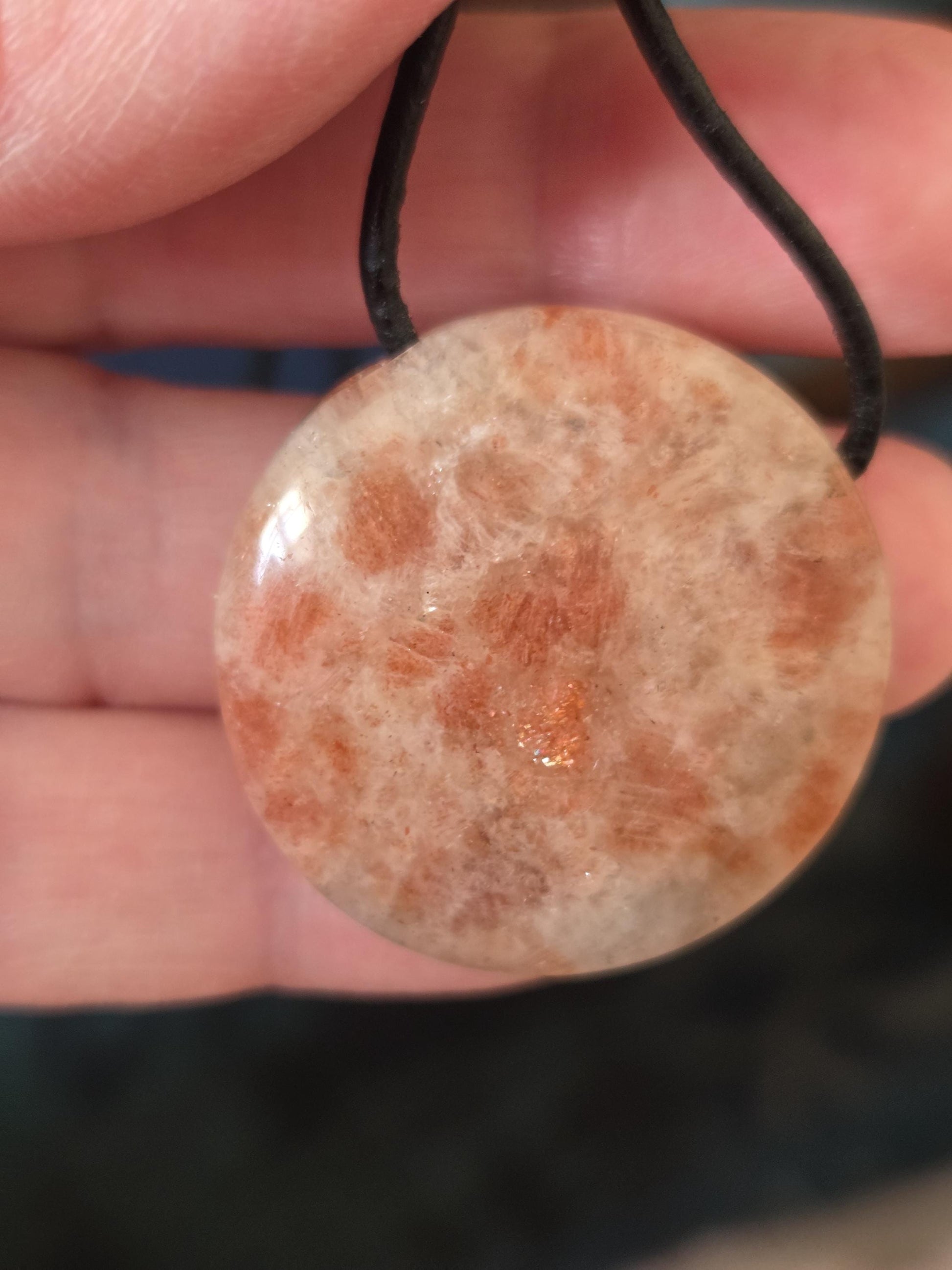 Sonnenstein Anhänger runde Scheibe, Medaillon förmig, 31 x 31 x 7 mm, gebohrt, an verstellbarem Lederband