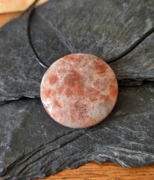 Sonnenstein Anhänger runde Scheibe, Medaillon förmig, 31 x 31 x 7 mm, gebohrt, an verstellbarem Lederband