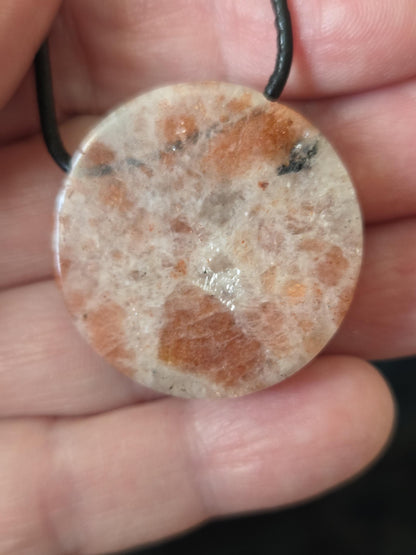 Sonnenstein Anhänger runde Scheibe, Medaillon förmig, 31 x 31 x 7 mm, gebohrt, an verstellbarem Lederband