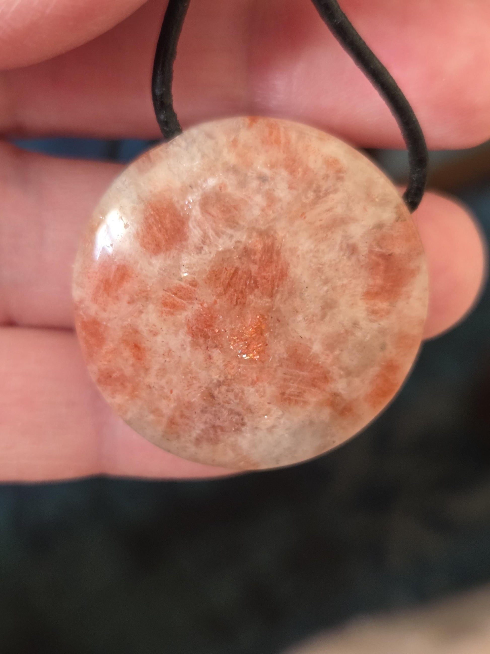 Sonnenstein Anhänger runde Scheibe, Medaillon förmig, 31 x 31 x 7 mm, gebohrt, an verstellbarem Lederband