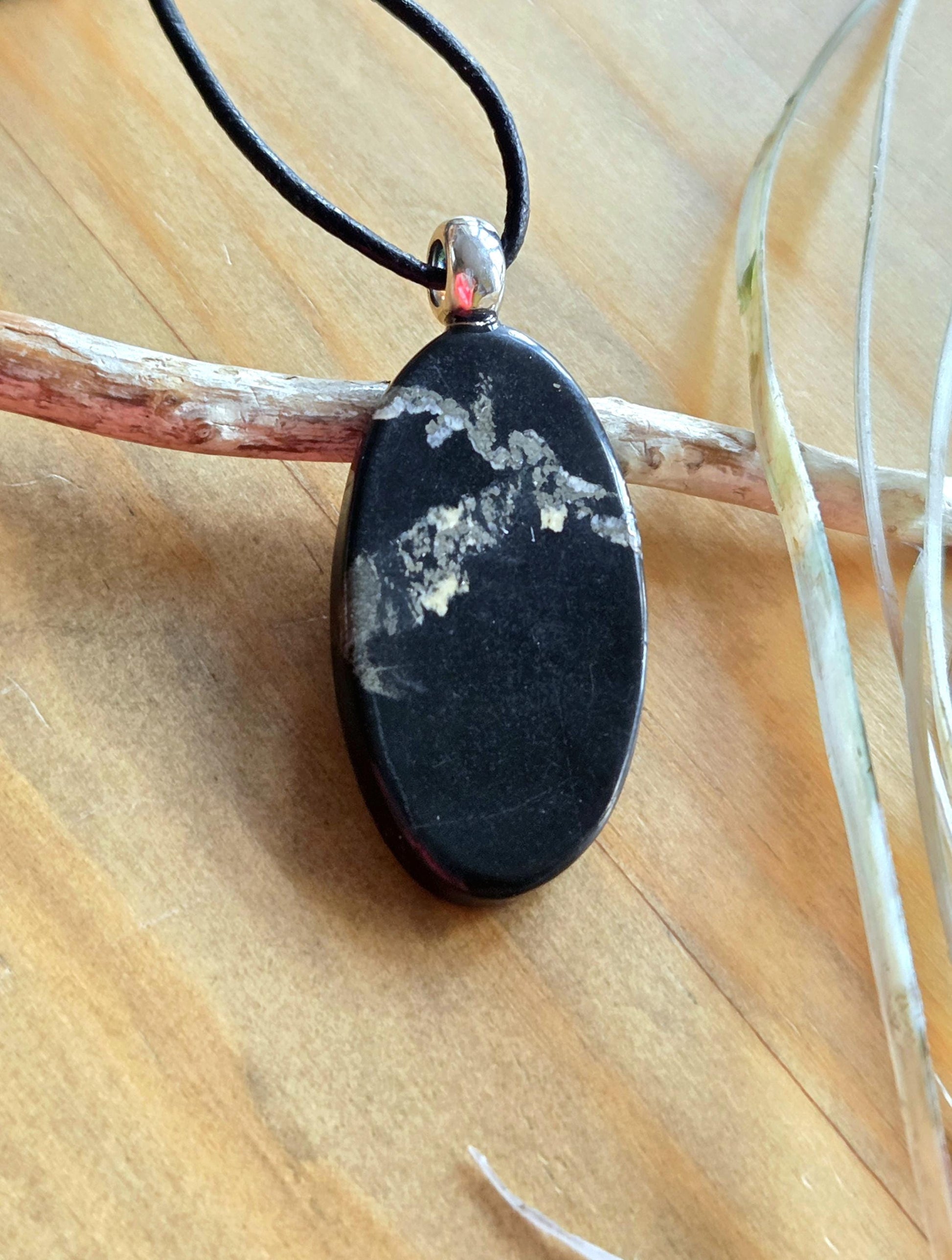 Pyrit in Shungit Anhänger, 45 x 20 x 8 mm, an 925er Silberöse, an verstellbarem Lederband