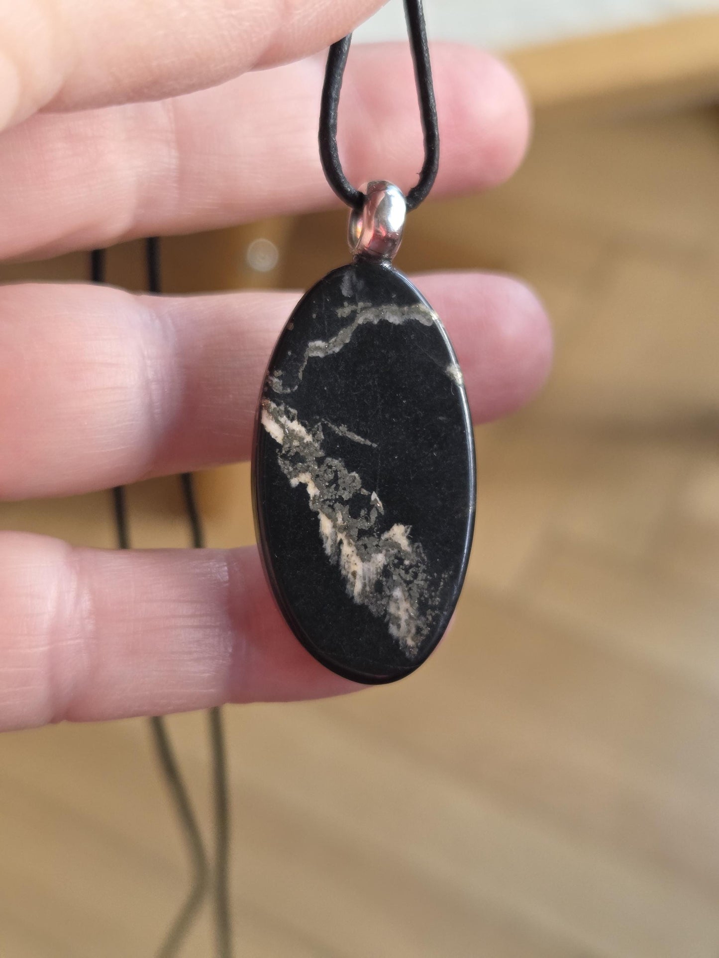 Pyrit in Shungit Anhänger, 45 x 20 x 8 mm, an 925er Silberöse, an verstellbarem Lederband