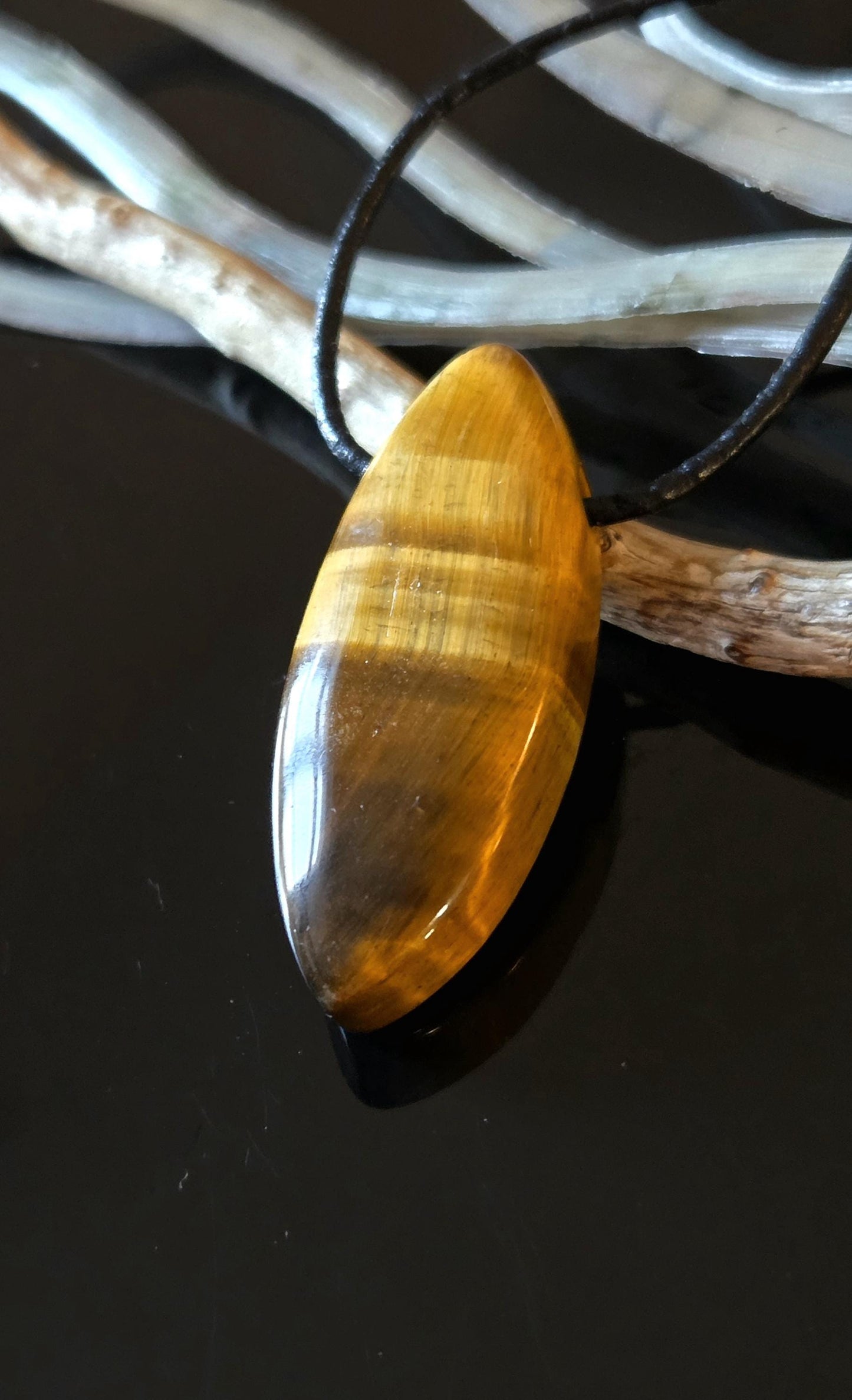 Magisches Tigerauge, Anhänger Navette förmig, 40 x 17 x 10 mm, gebohrt, an verstellbarem Lederband