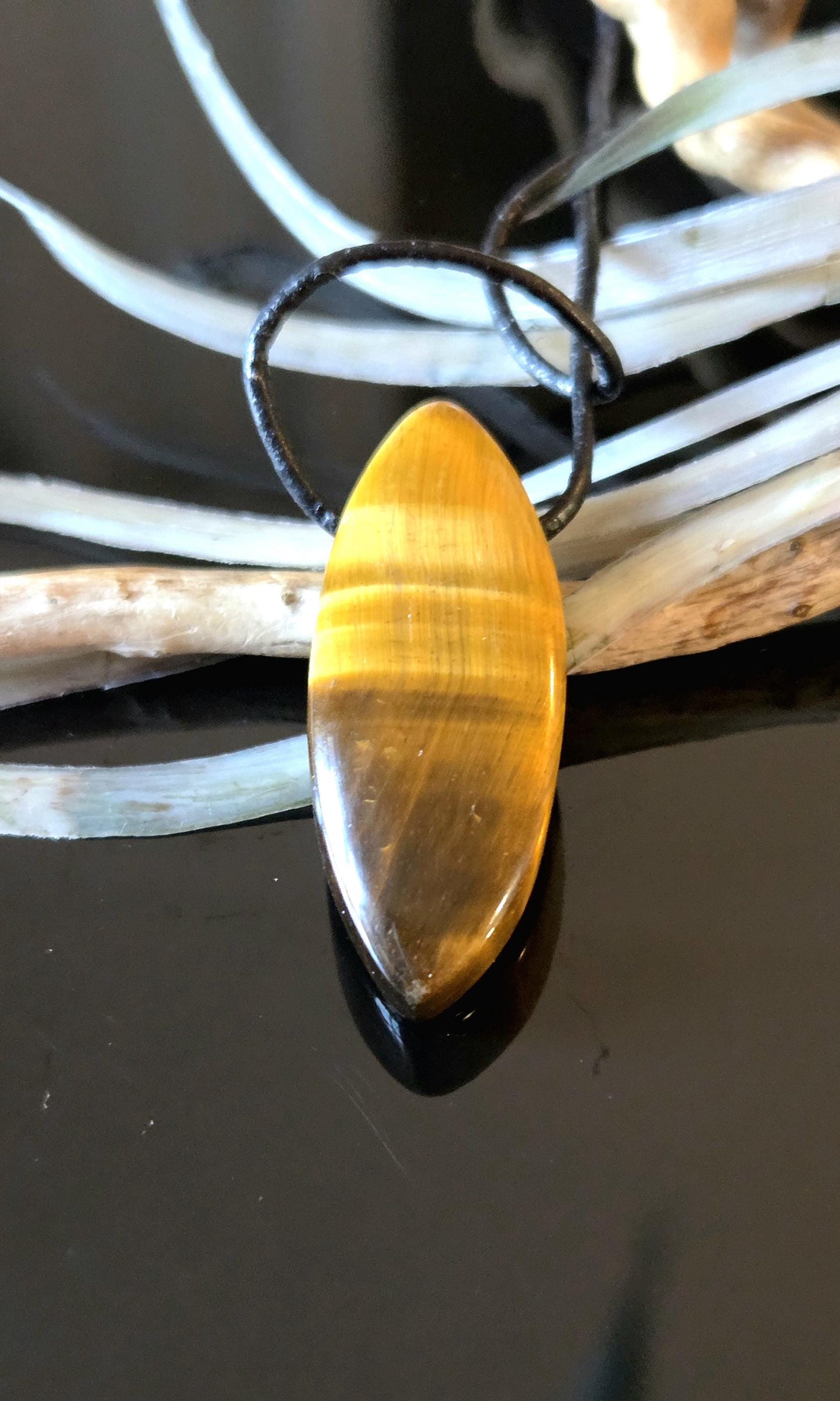 Magisches Tigerauge, Anhänger Navette förmig, 40 x 17 x 10 mm, gebohrt, an verstellbarem Lederband