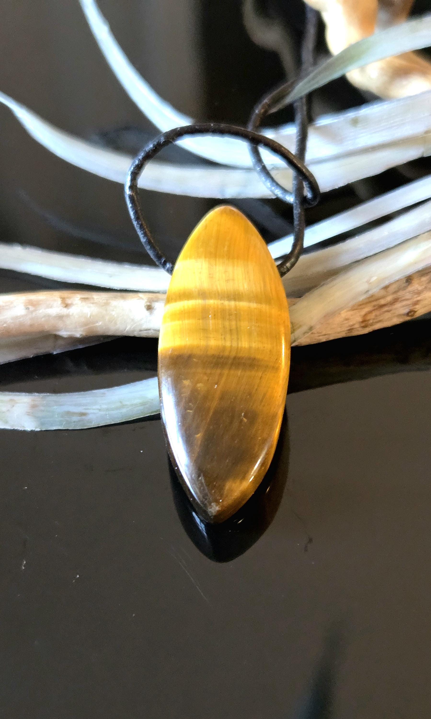 Magisches Tigerauge, Anhänger Navette förmig, 40 x 17 x 10 mm, gebohrt, an verstellbarem Lederband