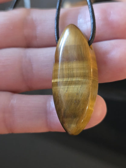 Magisches Tigerauge, Anhänger Navette förmig, 40 x 17 x 10 mm, gebohrt, an verstellbarem Lederband