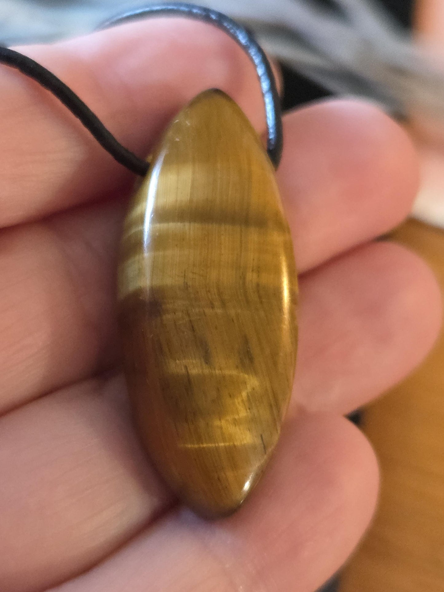 Magisches Tigerauge, Anhänger Navette förmig, 40 x 17 x 10 mm, gebohrt, an verstellbarem Lederband