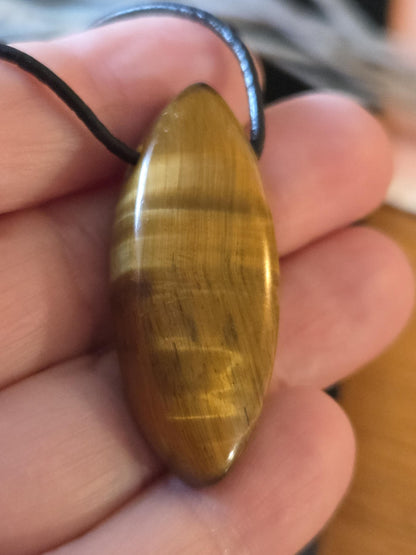 Magisches Tigerauge, Anhänger Navette förmig, 40 x 17 x 10 mm, gebohrt, an verstellbarem Lederband