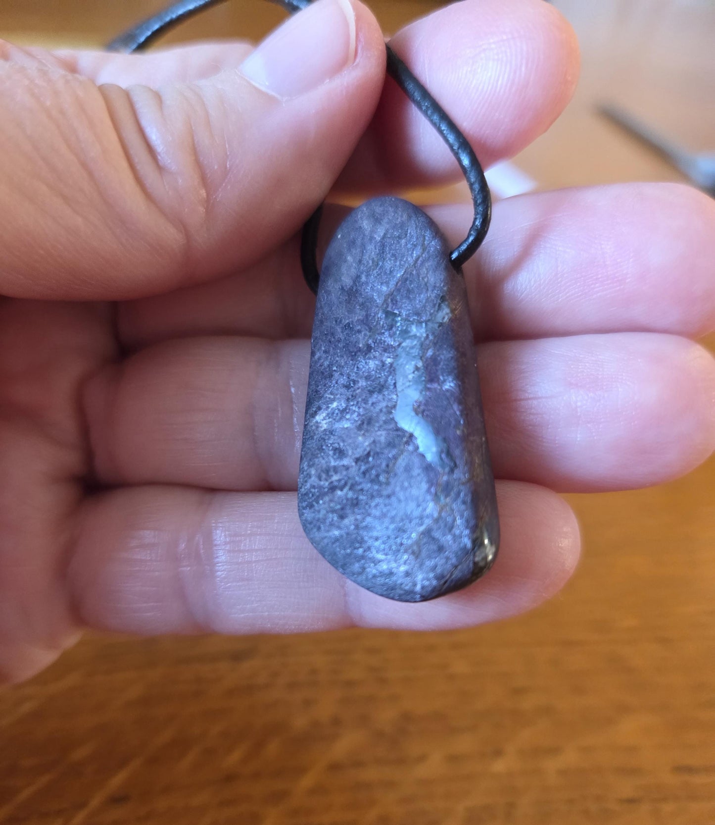 Außergewöhnlicher kraftvoller Purpurit Anhänger, 39 x 17 x 6 mm, gebohrt, an verstellbarem Lederband