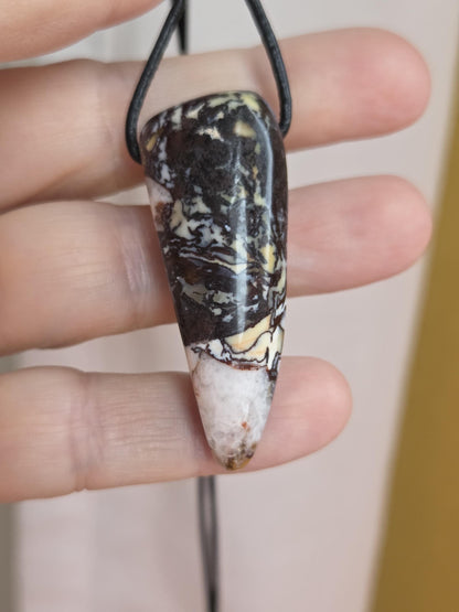 Außergewöhnlicher Opal Feueropal aus Madagaskar Anhänger," Stein des Paradiesvogels ", 49 x 19 x 12 mm, gebohrt an verstellbarem Lederband