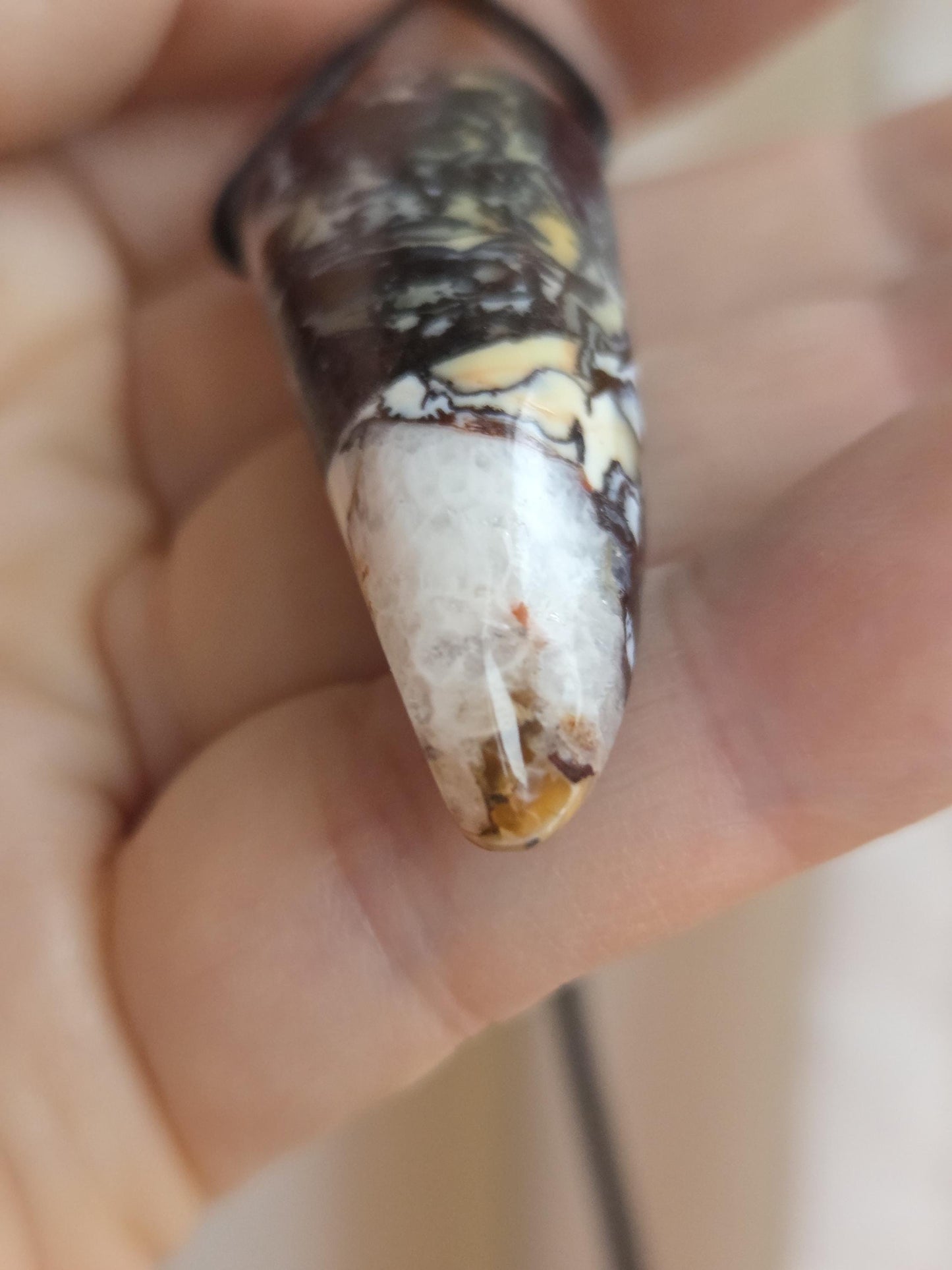 Außergewöhnlicher Opal Feueropal aus Madagaskar Anhänger," Stein des Paradiesvogels ", 49 x 19 x 12 mm, gebohrt an verstellbarem Lederband