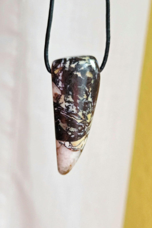 Außergewöhnlicher Opal Feueropal aus Madagaskar Anhänger," Stein des Paradiesvogels ", 49 x 19 x 12 mm, gebohrt an verstellbarem Lederband