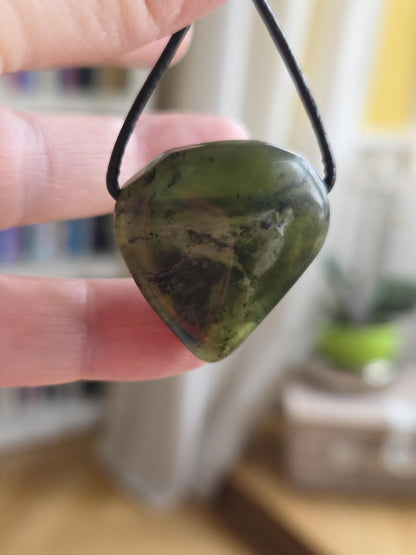 Magischer Vesuvianit Idokras Anhänger, 31 x 28 x 8 mm, gebohrt, an verstellbarem Lederband