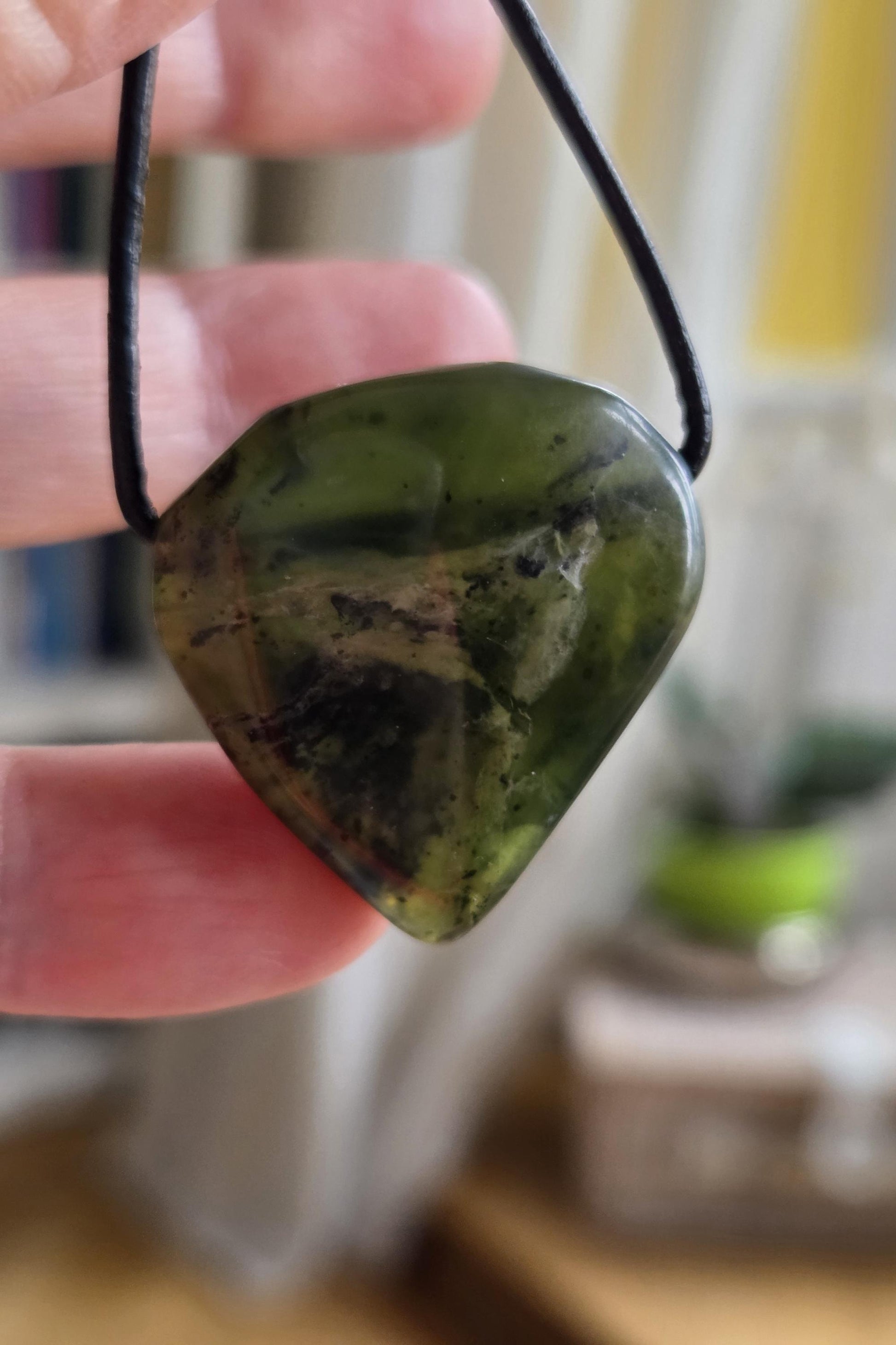 Magischer Vesuvianit Idokras Anhänger, 31 x 28 x 8 mm, gebohrt, an verstellbarem Lederband